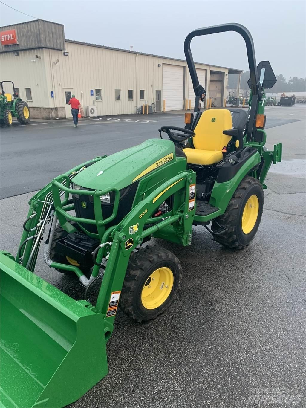 John Deere 2025R Kompaktie traktori