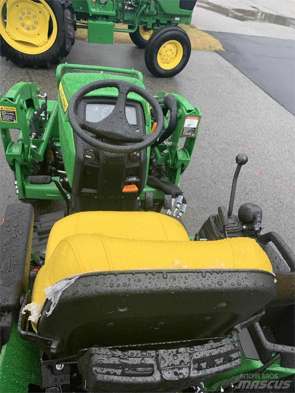 John Deere 2025R Kompaktie traktori