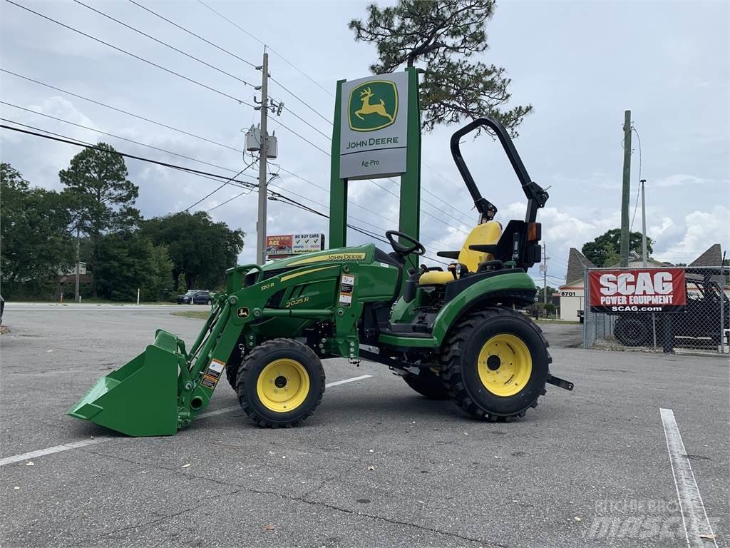 John Deere 2025R Kompaktie traktori