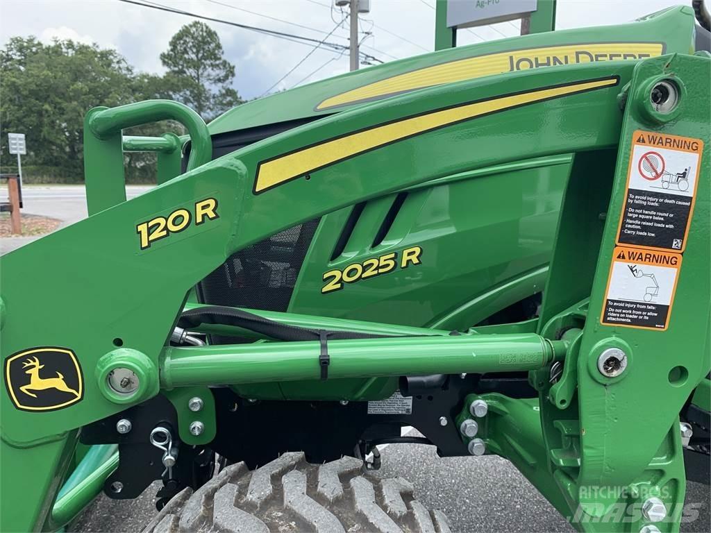 John Deere 2025R Kompaktie traktori