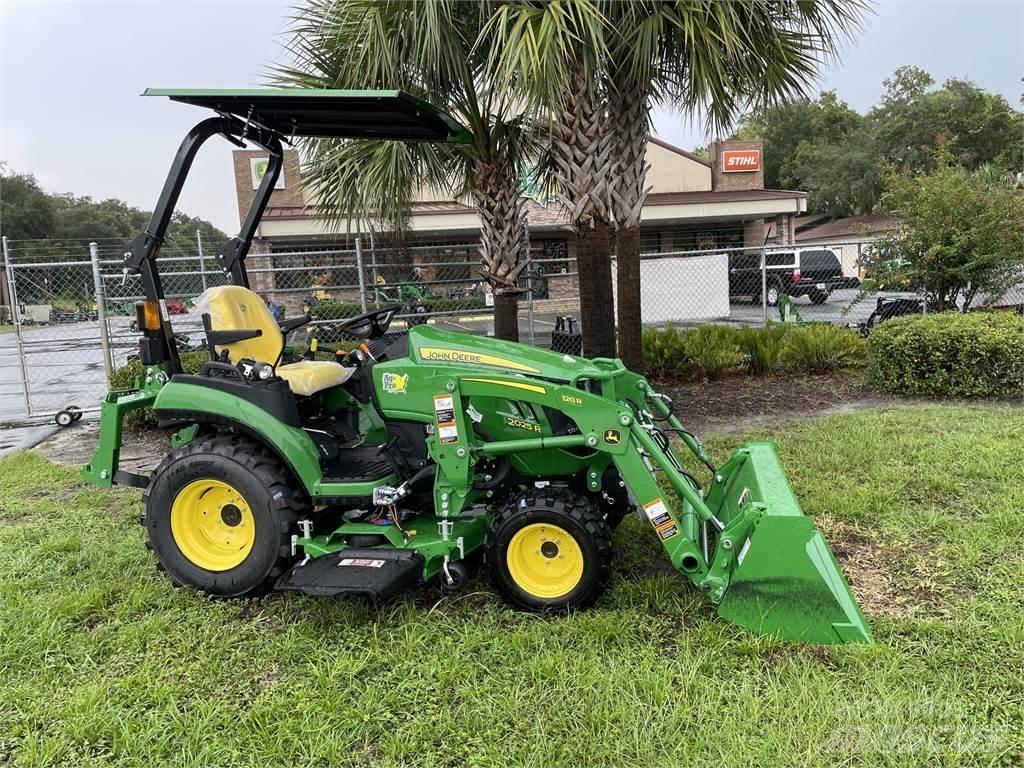 John Deere 2025R Kompaktie traktori