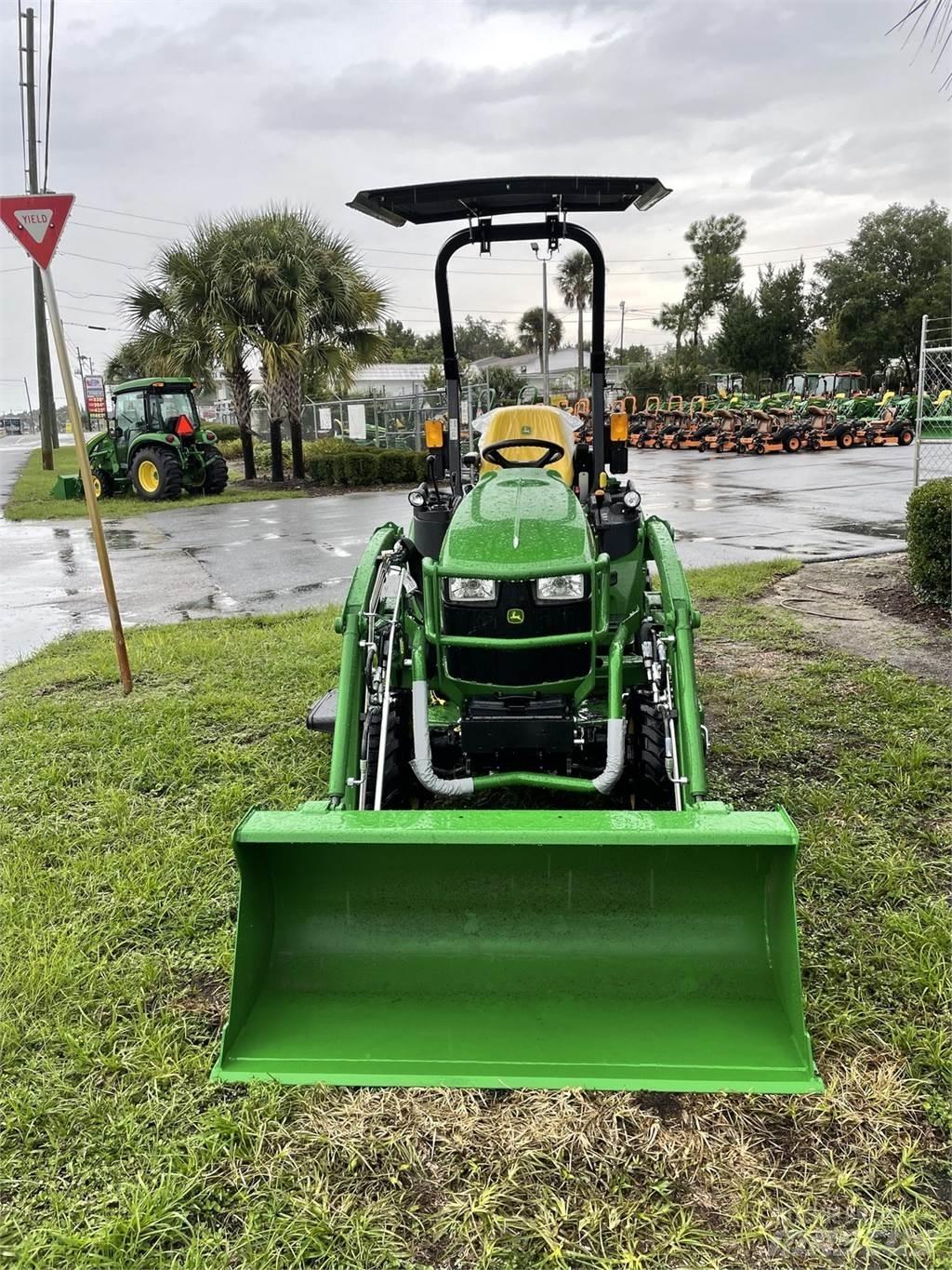John Deere 2025R Kompaktie traktori