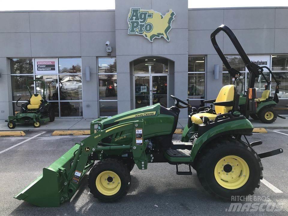 John Deere 2025R Kompaktie traktori