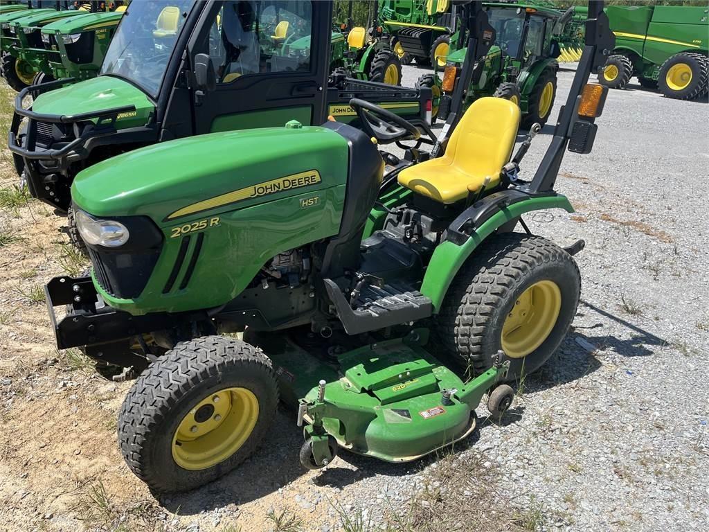 John Deere 2025R Kompaktie traktori