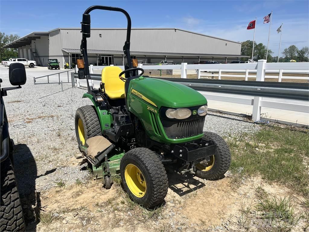 John Deere 2025R Kompaktie traktori