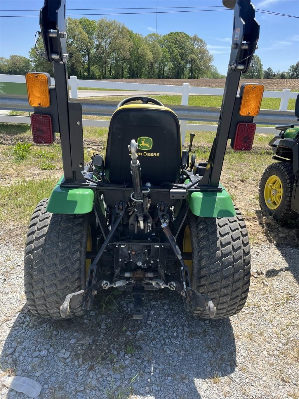 John Deere 2025R Kompaktie traktori
