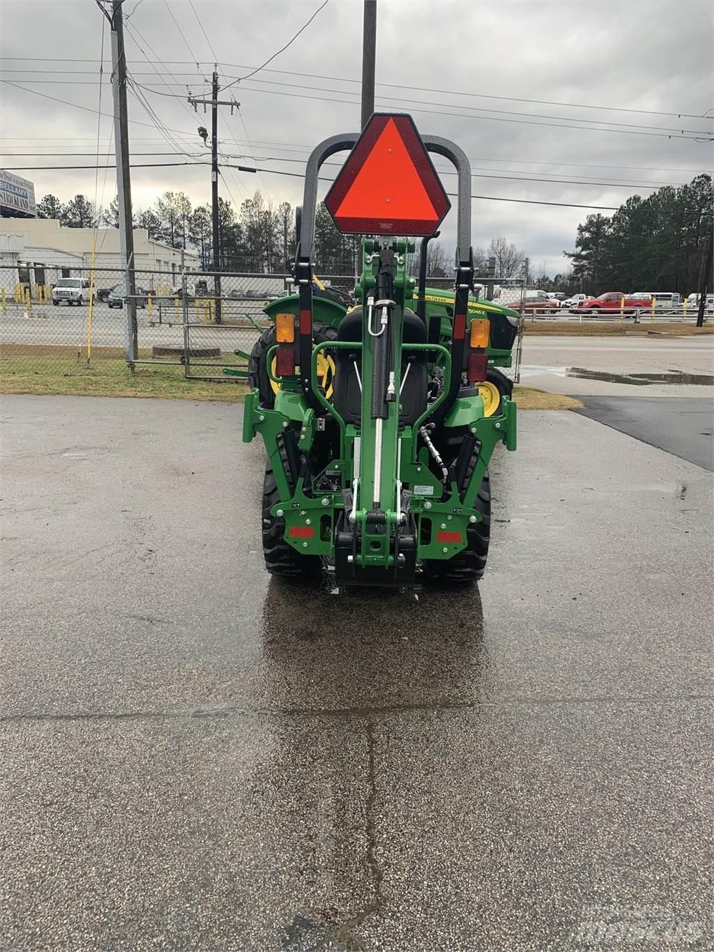 John Deere 2025R Kompaktie traktori