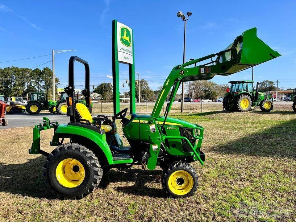 John Deere 2032R Kompaktie traktori