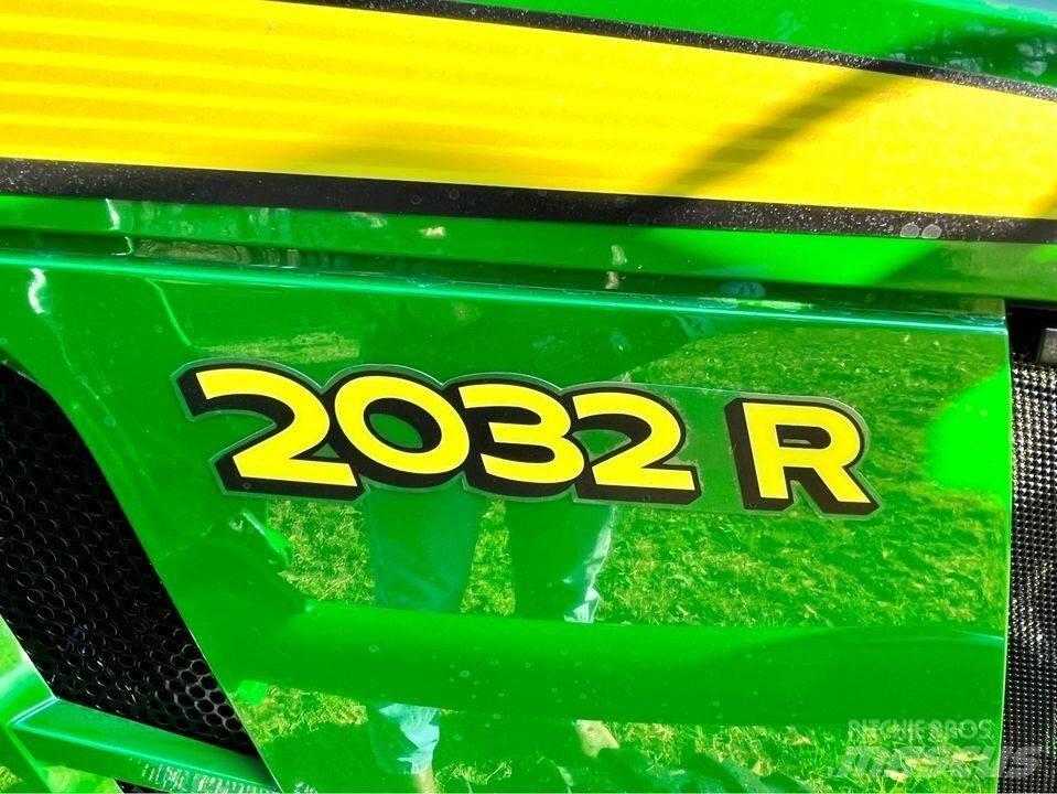 John Deere 2032R Kompaktie traktori