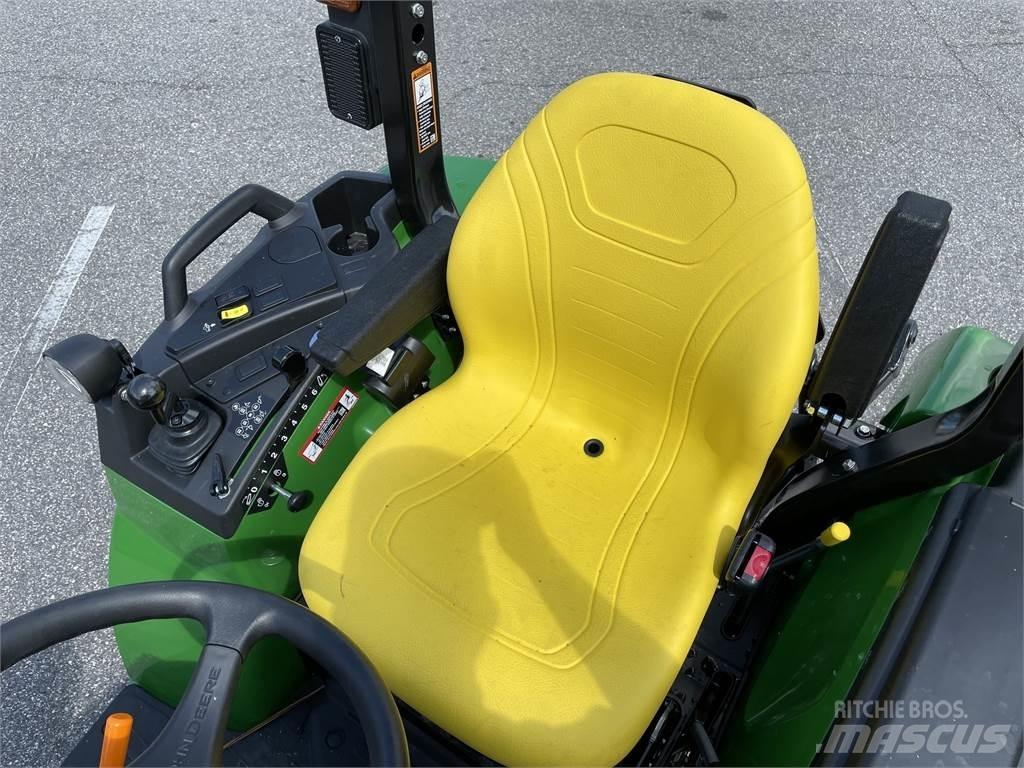 John Deere 2038R Kompaktie traktori