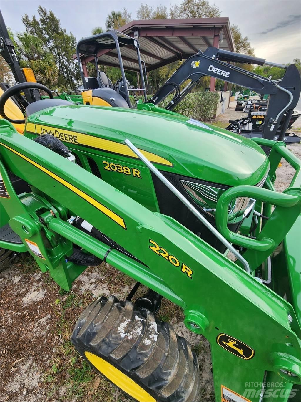 John Deere 2038R Kompaktie traktori