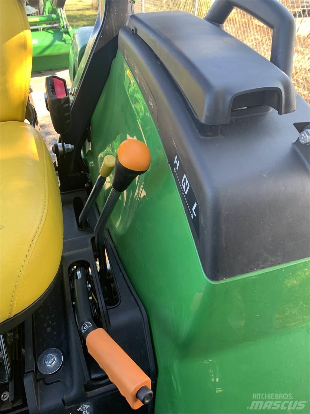 John Deere 2038R Kompaktie traktori