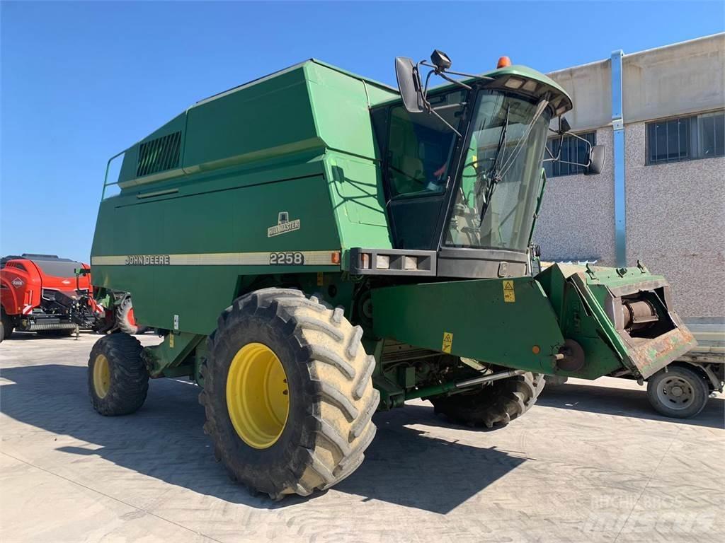 John Deere 2258 Ražas novākšanas kombaini