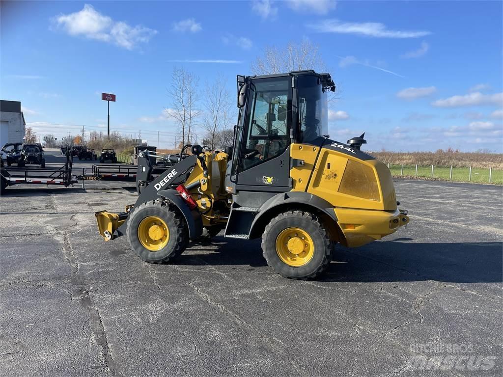 John Deere 244L Mini iekrāvēji