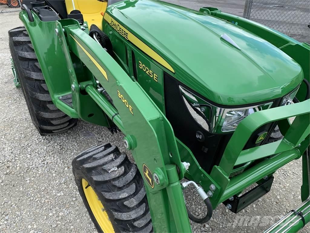 John Deere 3025E Kompaktie traktori