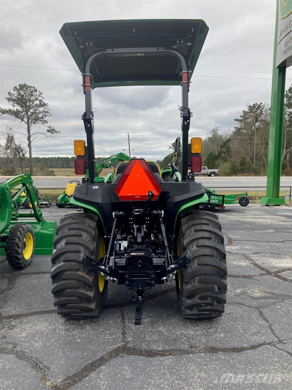 John Deere 3025E Kompaktie traktori
