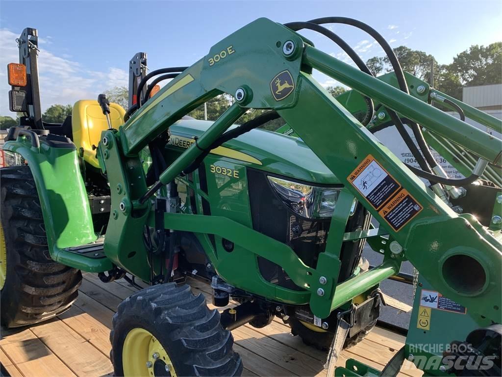 John Deere 3032E Kompaktie traktori