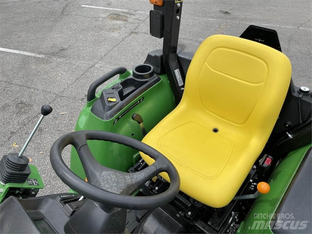 John Deere 3032E Kompaktie traktori