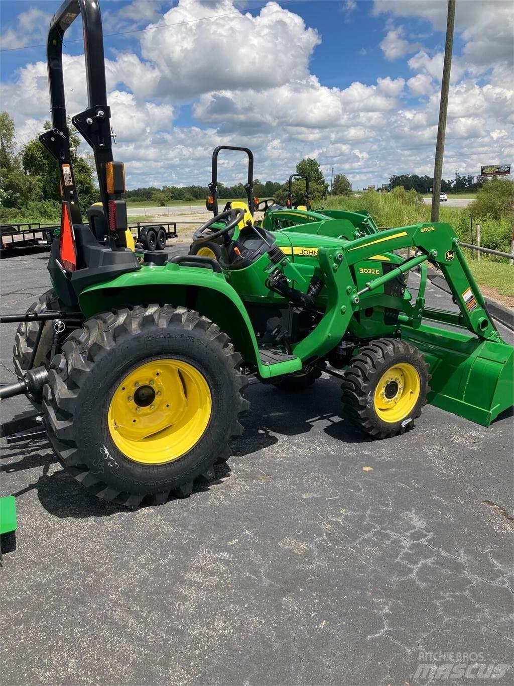 John Deere 3032E Kompaktie traktori
