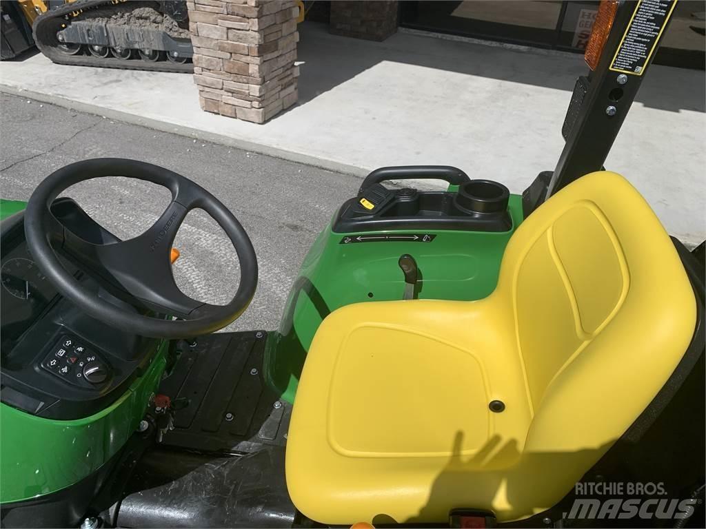 John Deere 3038E Kompaktie traktori