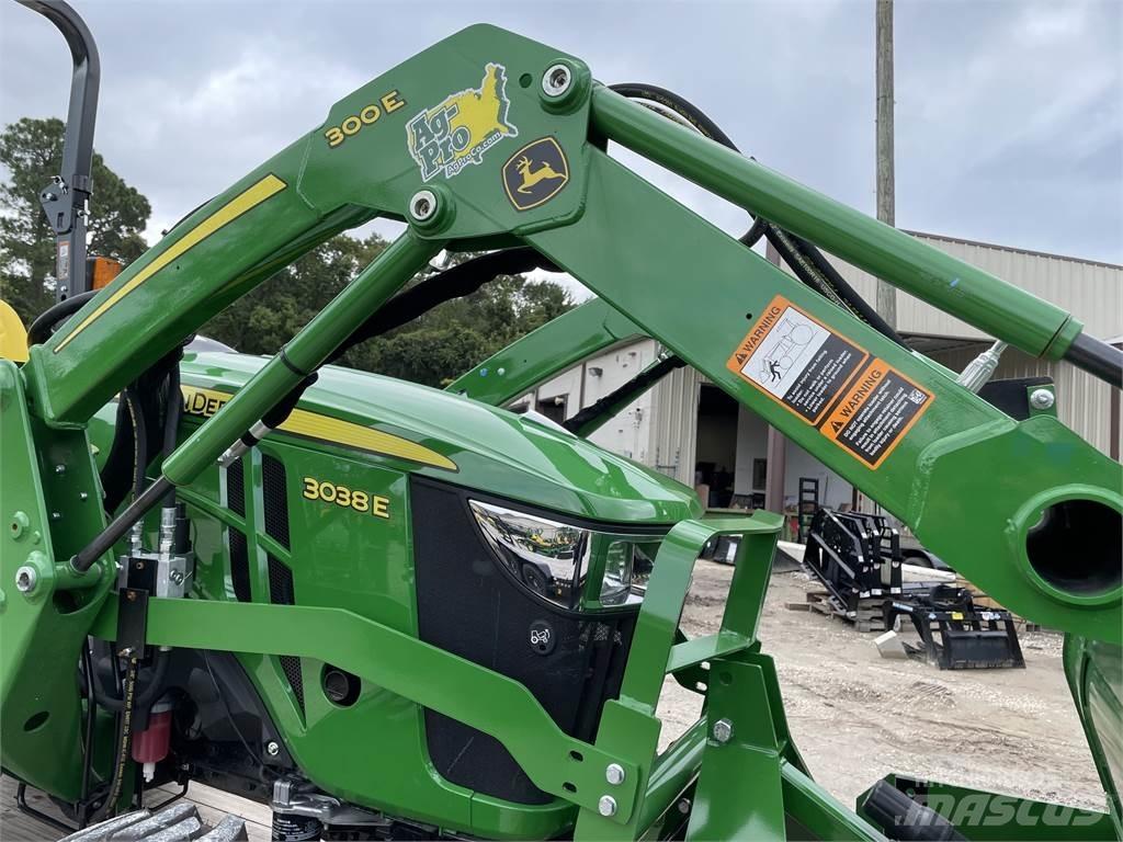 John Deere 3038E Kompaktie traktori