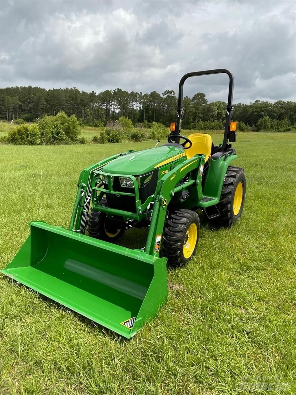 John Deere 3038E Kompaktie traktori