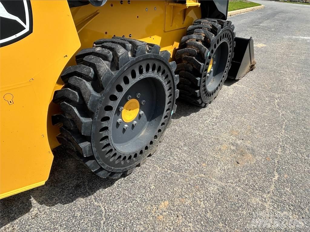 John Deere 318G Lietoti riteņu kompaktiekrāvēji