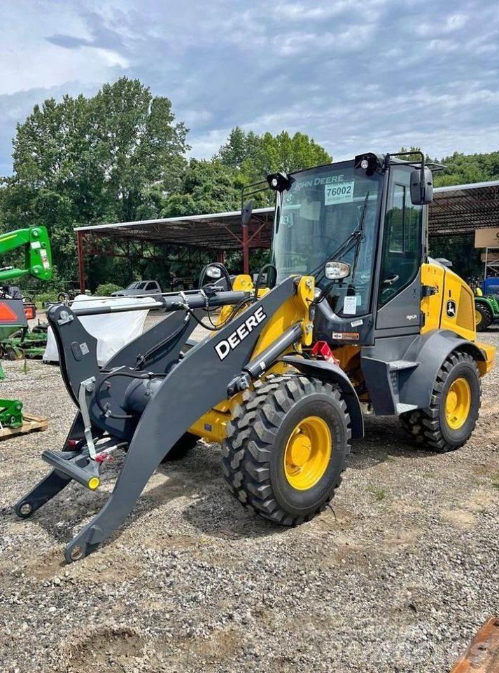 John Deere 324P Iekrāvēji uz riteņiem