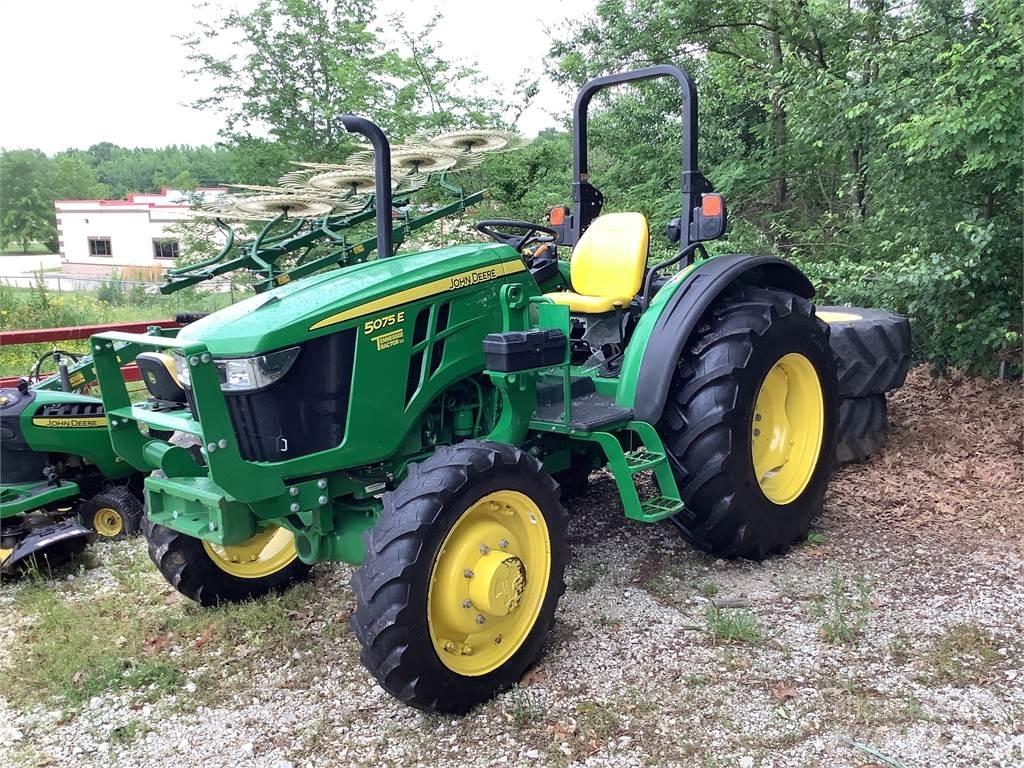 John Deere 5075E Kompaktie traktori