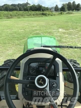John Deere 6105E Traktori