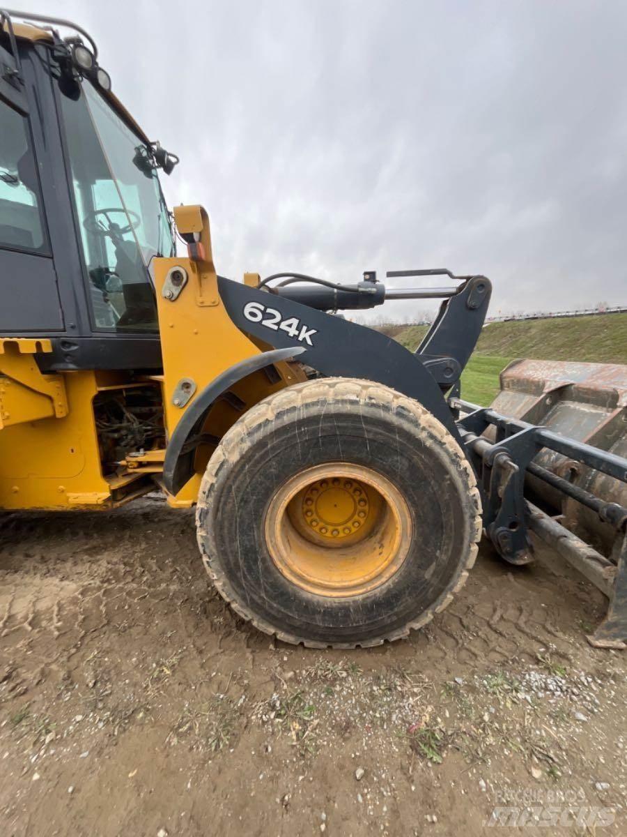 John Deere 624K Iekrāvēji uz riteņiem