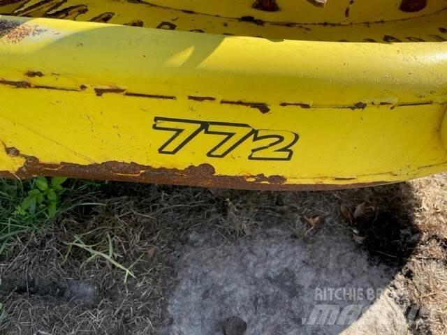 John Deere 772 Cits lopbarības novācēju, kombainu aprīkojums