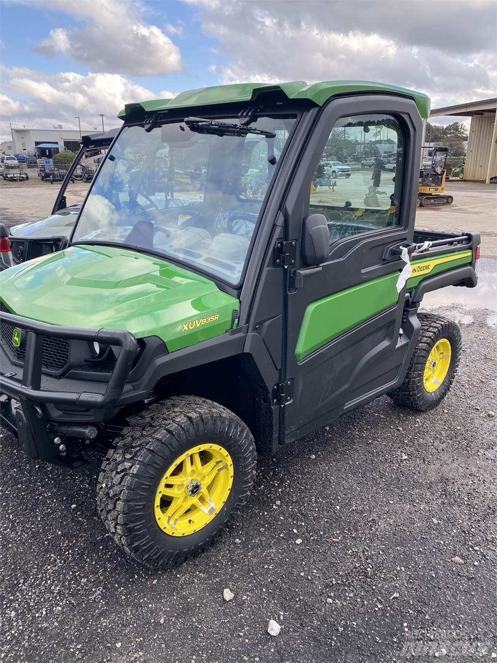 John Deere 835R Komunālās mašīnas