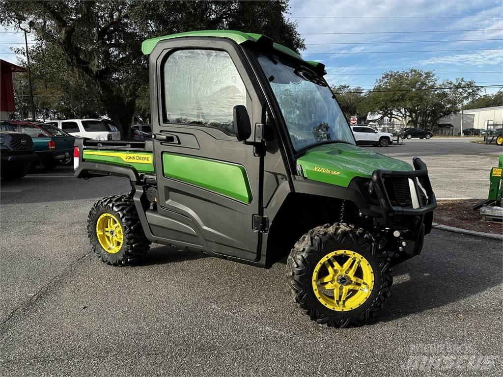 John Deere 835R Komunālās mašīnas