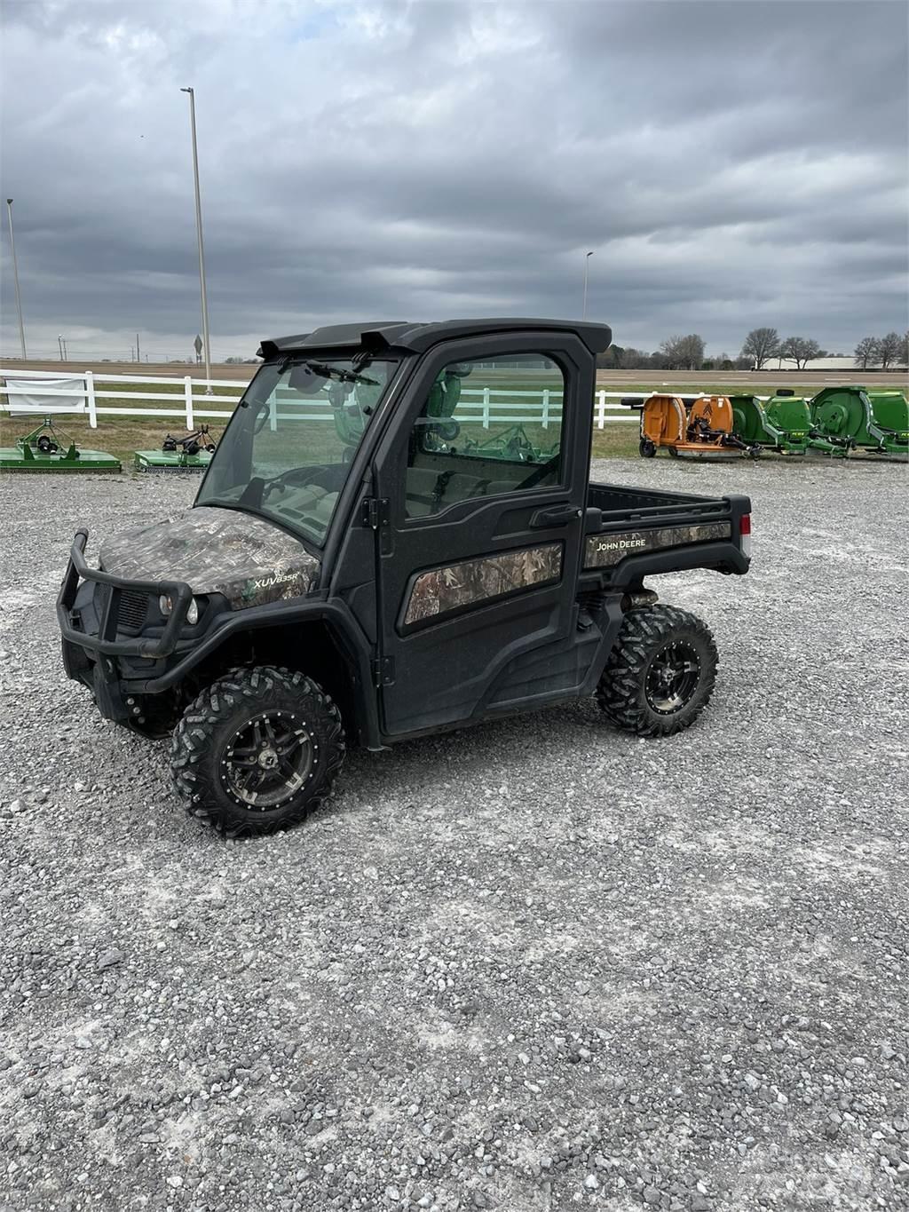 John Deere 835R Komunālās mašīnas