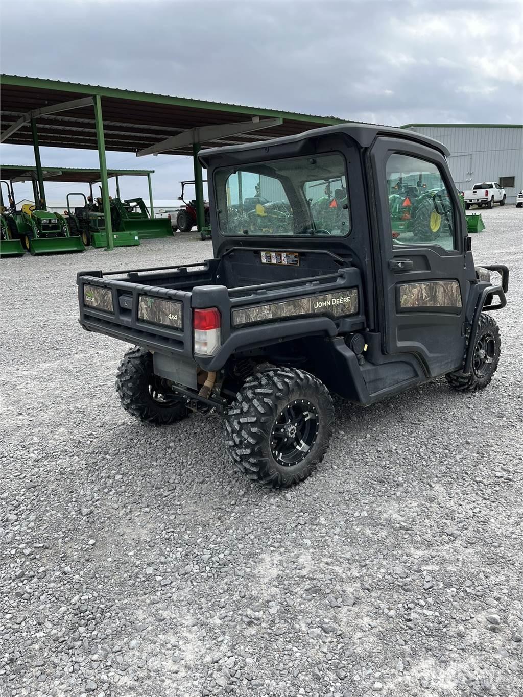 John Deere 835R Komunālās mašīnas