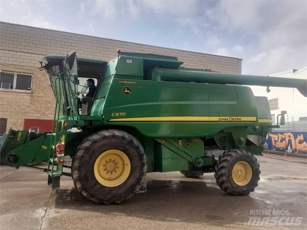 John Deere C670 Ražas novākšanas kombaini