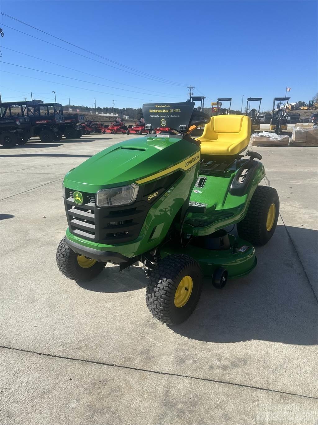 John Deere S100 Mauriņa traktors