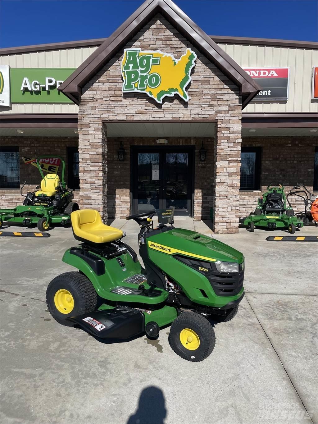 John Deere S100 Mauriņa traktors