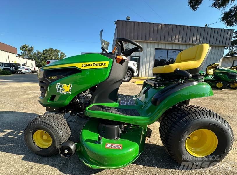 John Deere S100 Mauriņa traktors