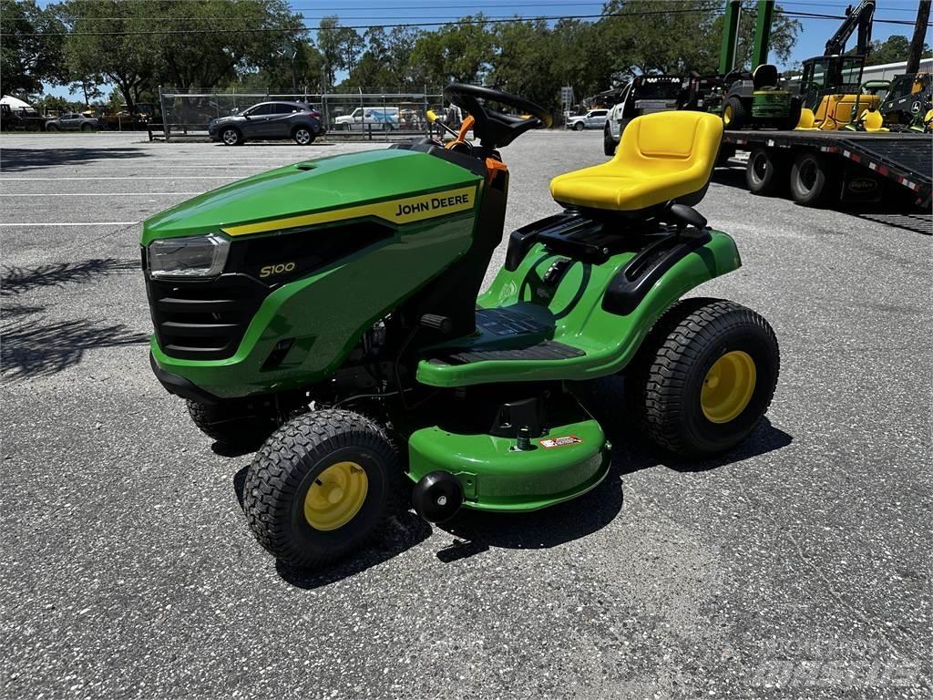 John Deere S100 Mauriņa traktors