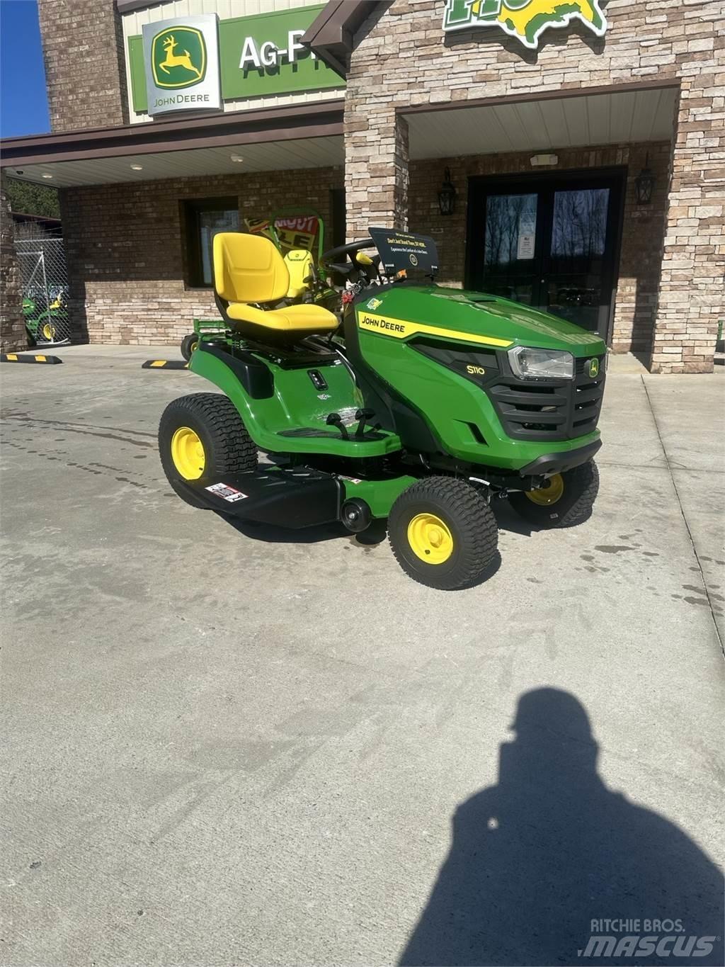 John Deere S110 Mauriņa traktors
