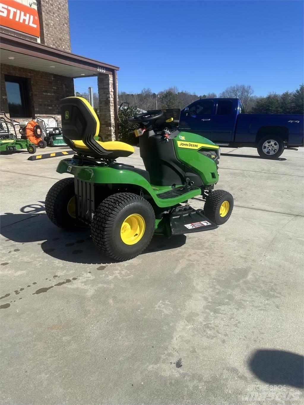 John Deere S110 Mauriņa traktors