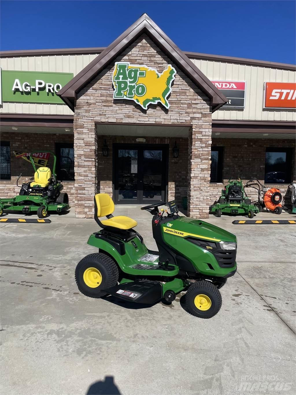 John Deere S110 Mauriņa traktors