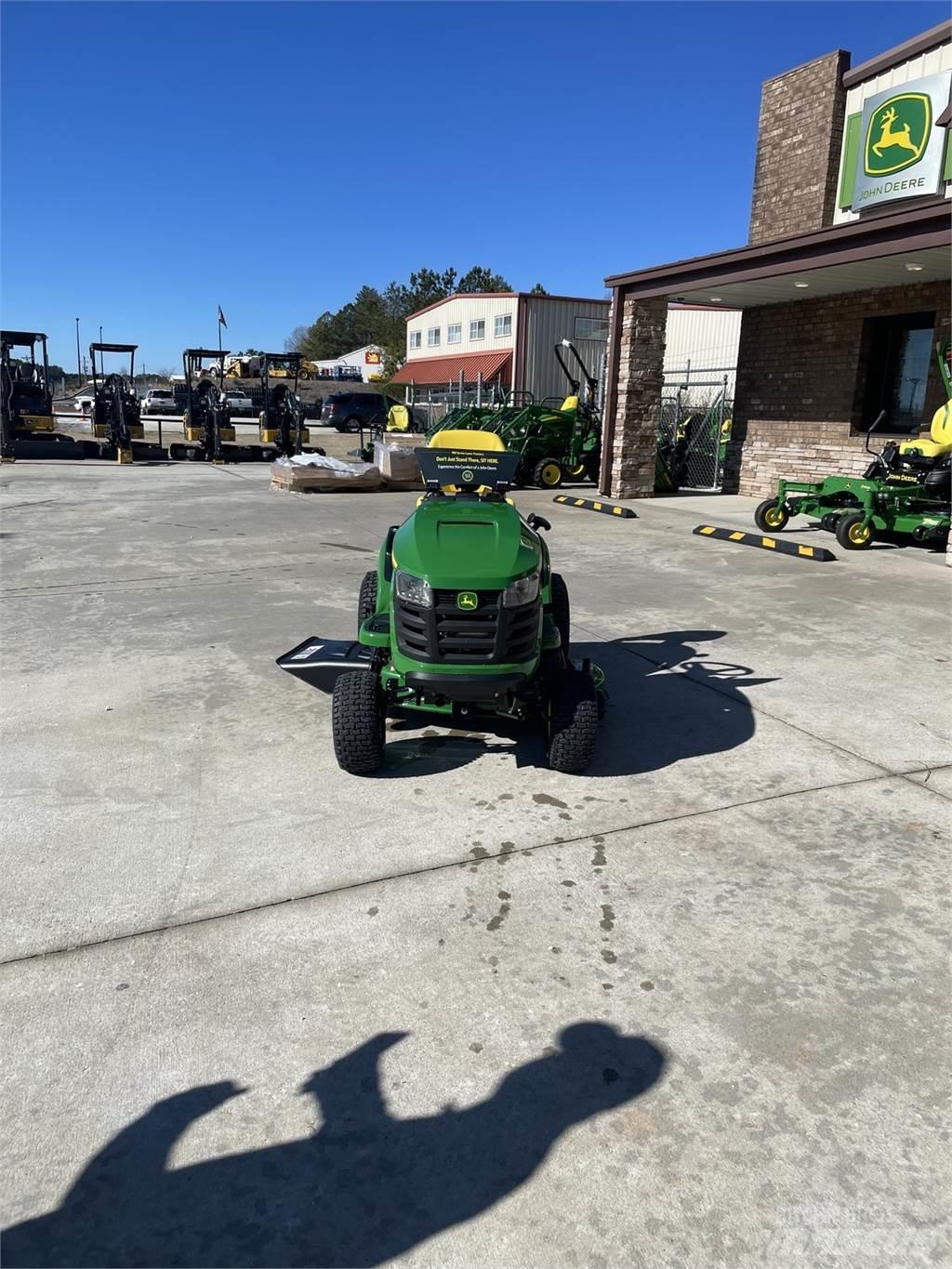 John Deere S110 Mauriņa traktors