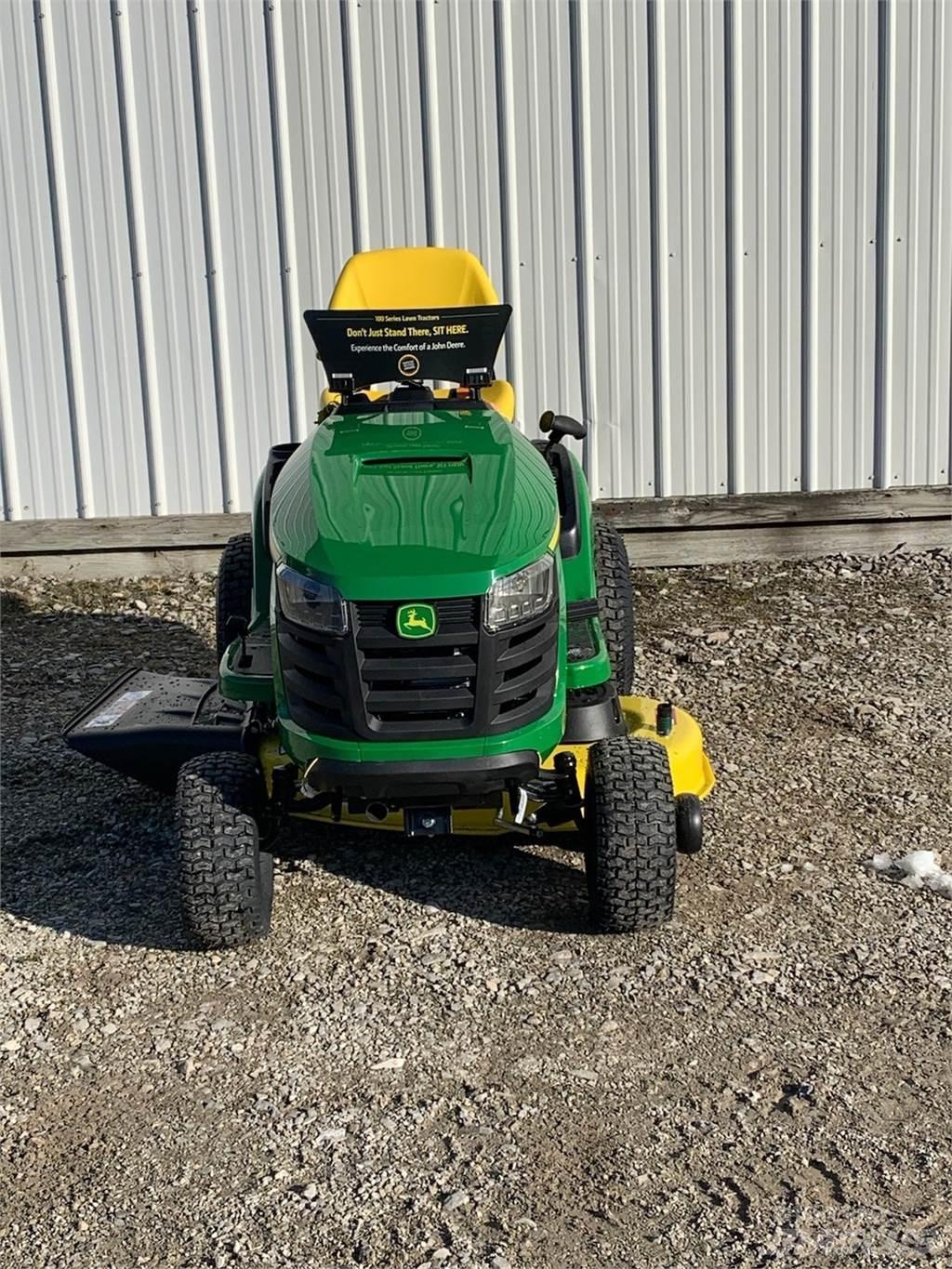John Deere S110 Mauriņa traktors