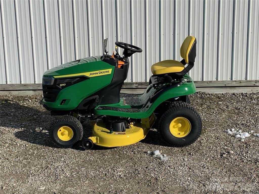 John Deere S110 Mauriņa traktors