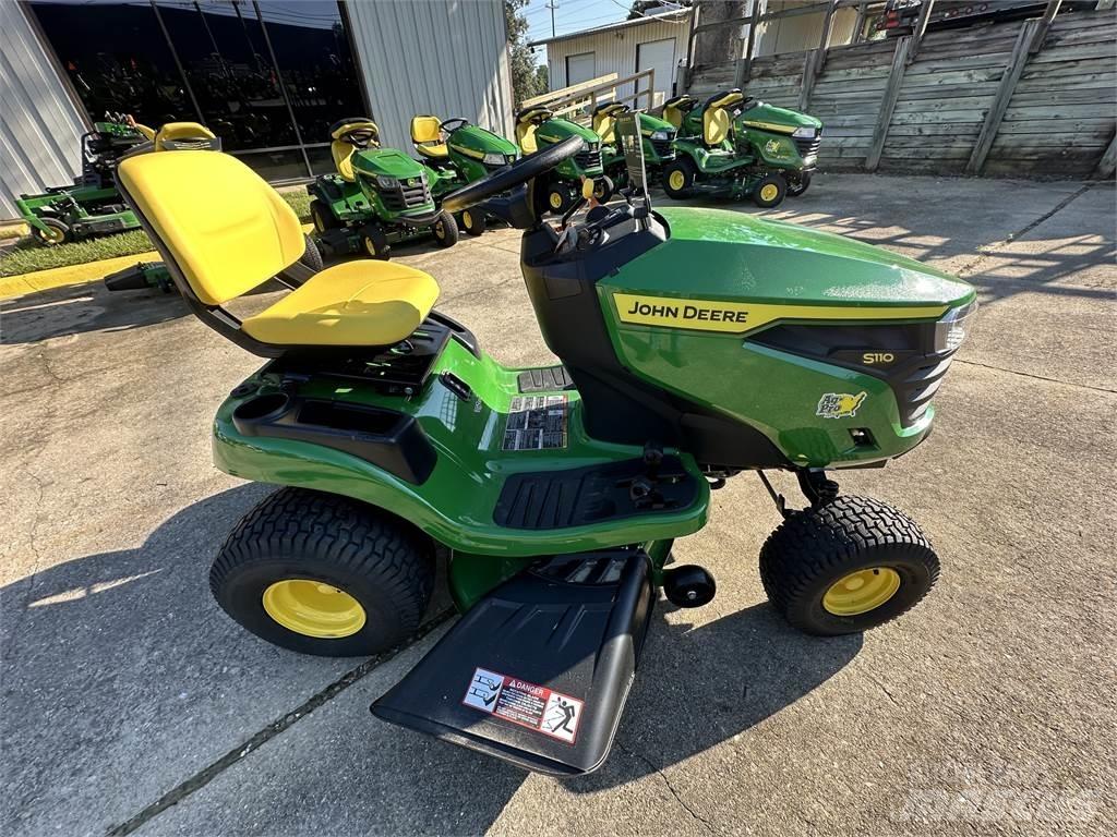John Deere S110 Mauriņa traktors