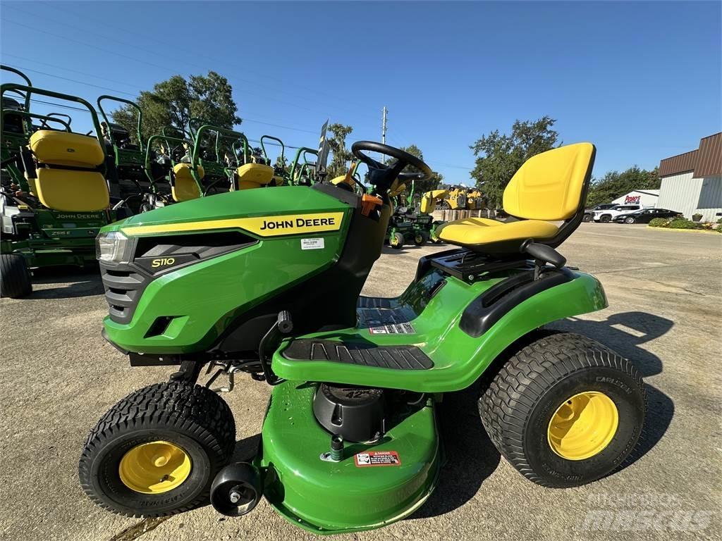 John Deere S110 Mauriņa traktors