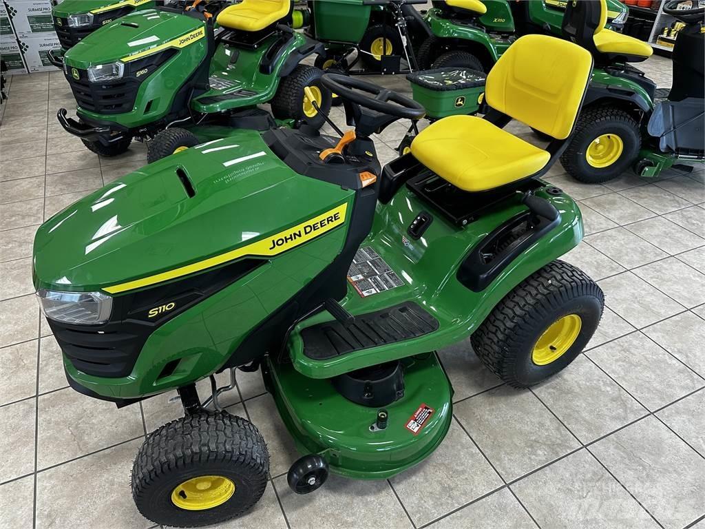 John Deere S110 Mauriņa traktors